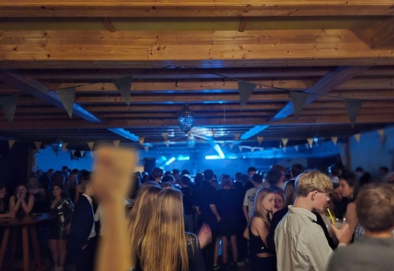 Volle feestzaal met muziek en verlichting in Sneek
